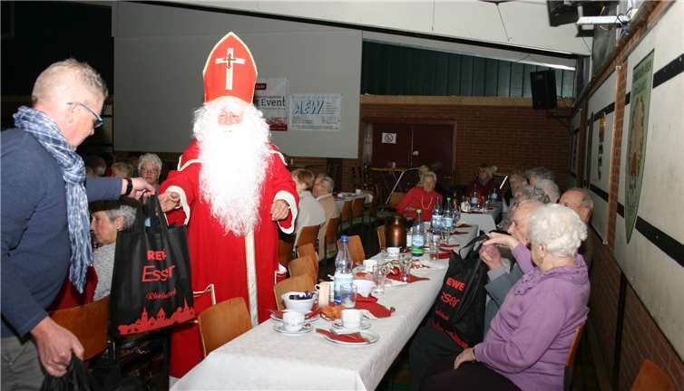 Natürlich kam auch der Nikolaus zu den Senioren. privat