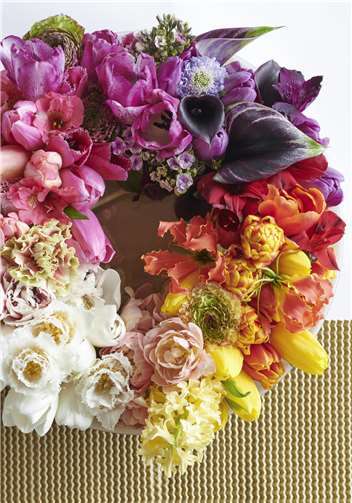 Natürlich kann man die Schnittblumen klassisch in der Vase präsentieren, es geht aber auch anders: Wie wäre es beispielsweise mal mit einem frühlingshaften Blütenkranz?  Fotos: TPN