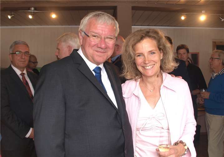 Natürlich ließ es sich Oberbürgermeister Joachim Hofmann-Göttig nicht nehmen, Anna Köbberling zur Eröffnung ihres neuen Büros zu gratulieren.