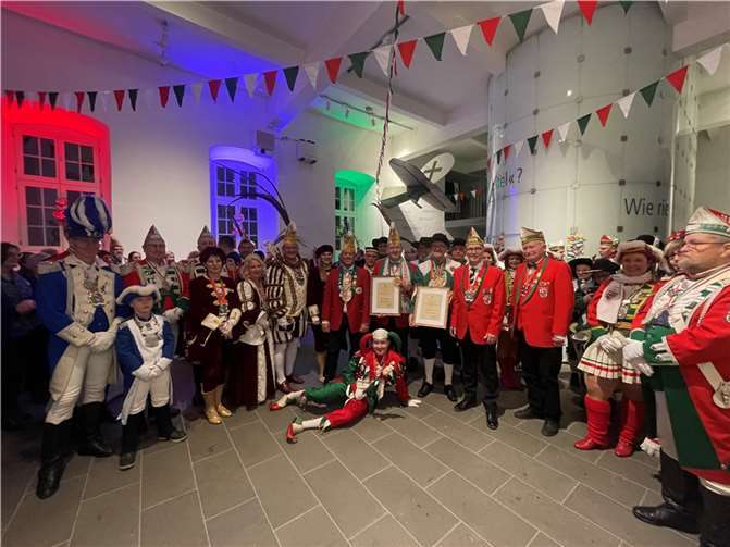 Natürlich ließen es sich auch das amtierende Prinzenpaar Martina I. und Peter V. samt Hofstaat sowie Präsident Uli Walsdorf von der Alten Großen Mayener Karnevalsgesellschaft neben vielen anderen nicht nehmen, den neuen Ordensträgern Michael Faber und Johannes Reichert von Herzen zu gratulieren.  Foto: Anja Steffens/Stadt Mayen