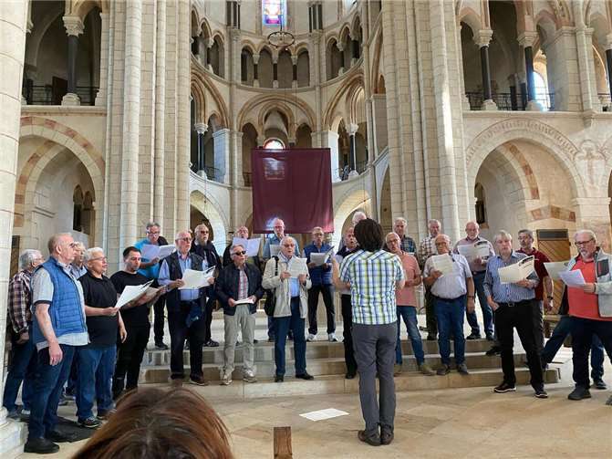 Natürlich ließen sie es sich nicht nehmen, im Dom zwei Lieder vorzutragen. Die Akustik war hervorragend. Foto: Chor Art Kettig