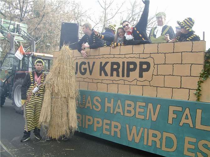 Natürlich mit dabei beim Karnevalsumzug war der Strühbär - dargestellt von Tim Weber, der in diesem Jahr von André Bardo getrieben wurde. AB