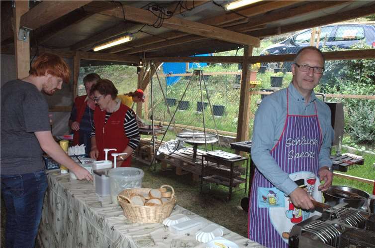 Natürlich mit im Einsatz: Ortsvorsteher Georg Larscheid.