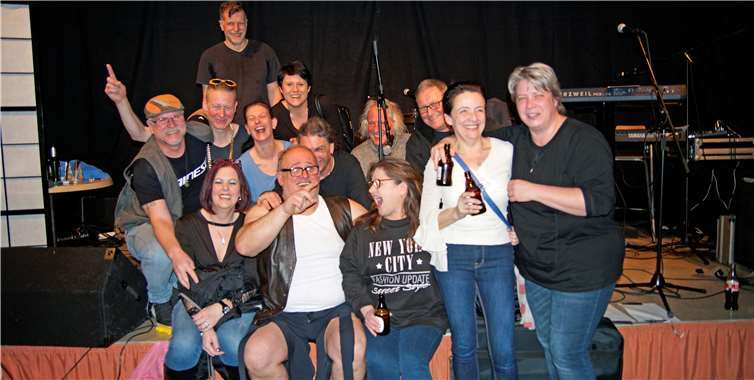 Natürlich musste auch ein Erinnerungsfoto mit den Anwesenden des einstigen Vereins „Kindergeburtstag“ geschossen werden.Fotos: MIH