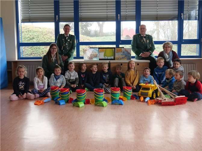 Natürlich sind die neuen Spielsachen direkt von den Kindern bestaunt worden.  Quelle: Schützen Brachtendorf