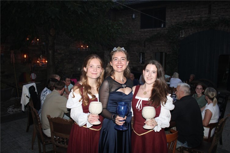 Natürlich war auch Weinkönigin Catharina Orthen (Mitte) mit ihren Prinzessinnen Lea Holy und Anne Orthen bei der „WeinZeit“ mit von der Partie.  Fotos: DU