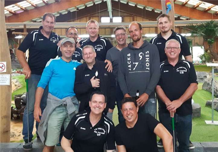 Natürlich wird auch die ein oder andere Zusammenkunft außerhalb der Halle zelebriert.  R. Schlich