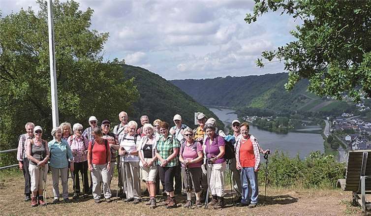 Natürlich wurde bei jedem Aussichtpunkt eine kleine Raste gemacht, um die Aussicht hinunter zur Mosel zu genießen. privat