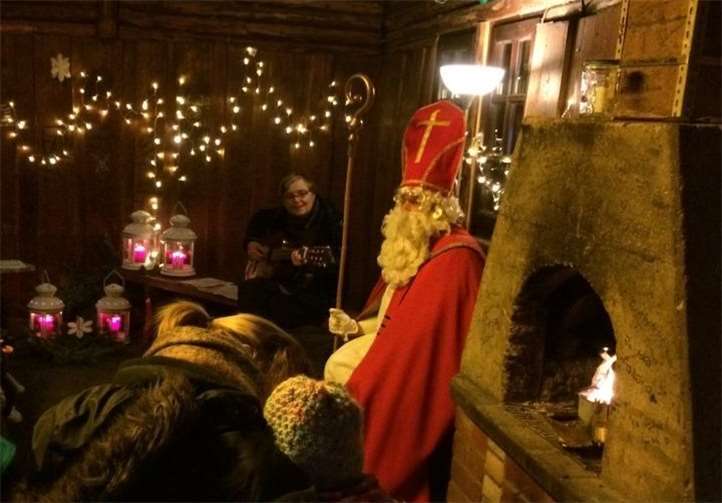 Natürlich wurde dem heiligen Mann auch ein Ständchen gebracht.