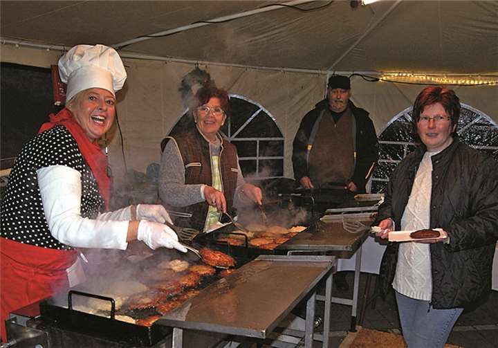Natürlich wurden im Rahmen des Weihnachtskonzerts auch die beliebten „Frei-Weg-Kröbbelche“ angeboten.