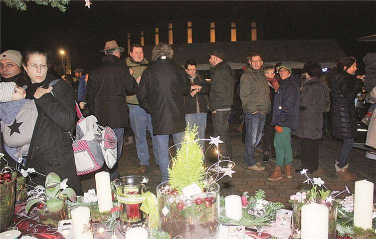 Natürlich wurden jede Menge Kerzengestecke neben anderen weihnachtlichen Dekorationen an den Ständen angeboten. DL