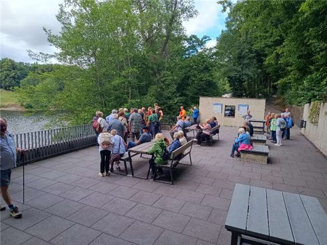 Natur, Geschichte und Genuss bot die jüngste Reise ohne Koffer, die der BürgerSTÜTZPUNKT+ der Verbandsgemeinde (VG) Weißenthurm mit der Generation 50+ sowie Seniorinnen und Senioren in die Vulkaneifel unternahm.  Foto: VG Weißenthurm / Andrée Garmjin