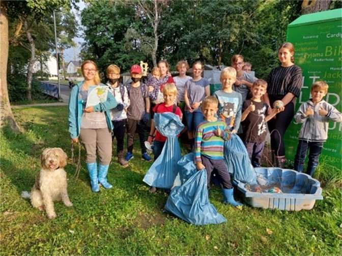 Natur-Kids und NABU-Ferienfreizeiten-Teamer nach erfolgreicher Müllsammelaktion. Foto: privat