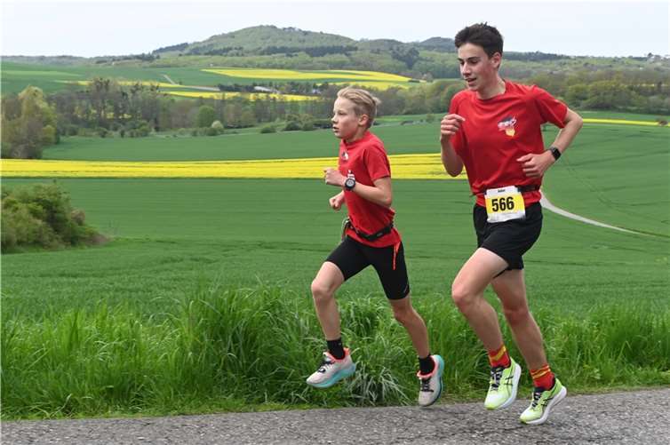 Natur pur: Auch diese beiden Nachwuchsläufer erfreuen sich an der herrlichen Vulkanlandschaft mit blühenden Rapsfeldern.
