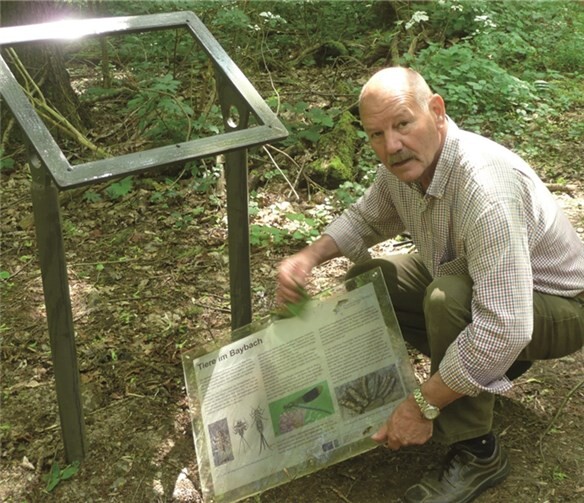 Natur-und Heimatfreunde aus Burgen reinigen die Tafeln. Privat