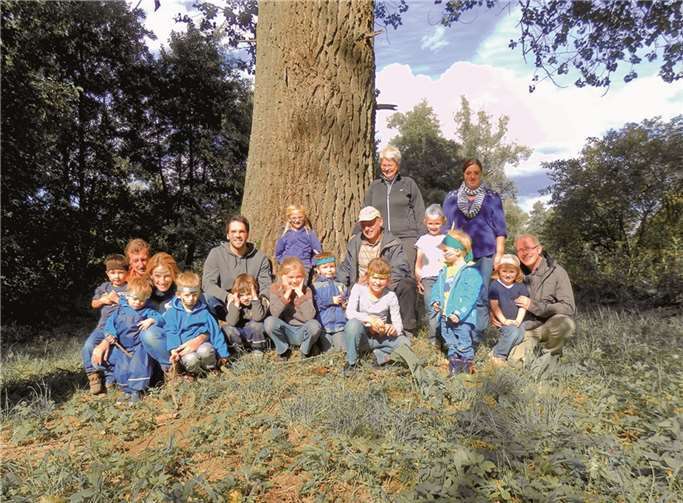 Naturfinder-Kinder fühlen die erste Frühlingssonne. privat