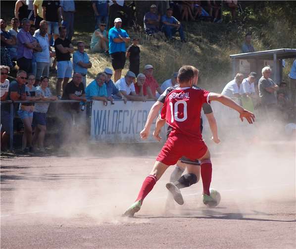 Naturgemäß ging es auf dem Beller Hartplatz sehr staubig zu.