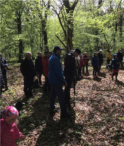 Naturinteressierte Teilnehmer jeden Alters konnten Stadtbürgermeister Thomas Vis und Revierförster Harald Schmidt bei der diesjährigen Excursion im „Elgerter Teil“ des Stadtwaldes begrüßen.Foto: privat