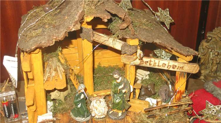 Naturnah: Unter einem Dach aus Rinde in einem Bett aus Moosliegen die Tiere, die mit Maria und Josef ihren Stall teilten.