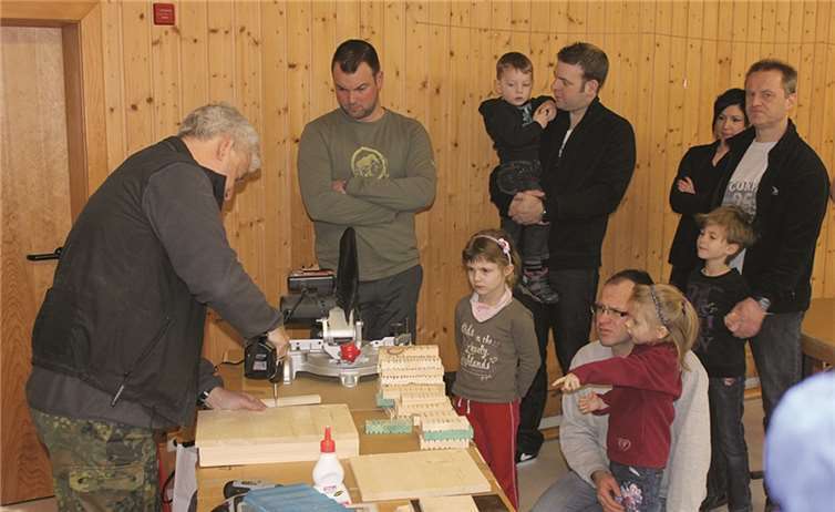 Naturschützer Karl-Heinz Jung zeigt Vätern mit ihren Kindern den Bau eines Fledermauskasten in der KITA „Rappelkiste Lehmen“. privat