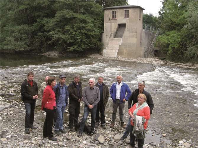 Naturschutzbeirat des Kreises besichtigt Baustelle in Neuwied. Am Betriebsgelände der Firma Rasselstein in Neuwied, etwa einen Kilometer oberhalb der Mündung der Wied in den Rhein, wird das alte Walzenwehr der Firma umgebaut.