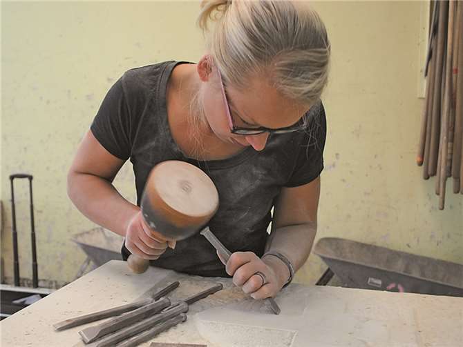 Natursteinwerkmechaniker bei der praktischen Meisterprüfung im Steinmetz- und Steinbildhauerhandwerk in den Ausbildungswerkstätten der HwK Koblenz. HwK Koblenz / Abdruck honorarfrei