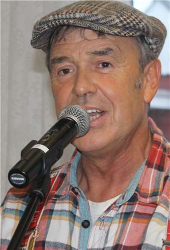 „Ne Schwadlappe“ alias Hermann Rheindorf hatte es auf die Lachmuskeln der Gäste abgesehen.Fotos: Eich