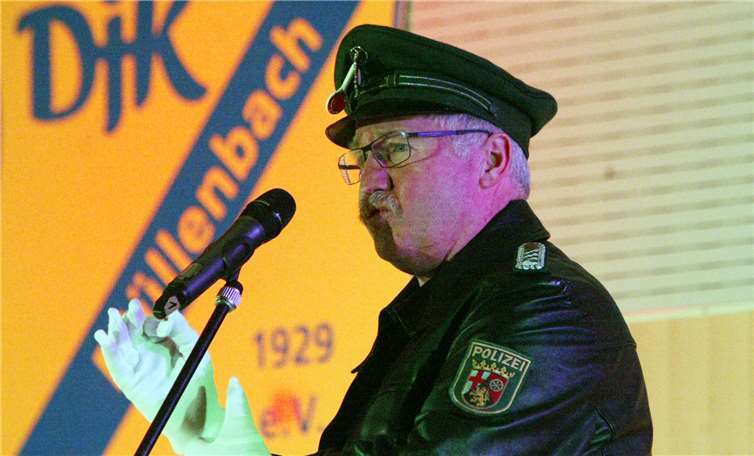 Ne närrische Schutzmann Rainer Roos.