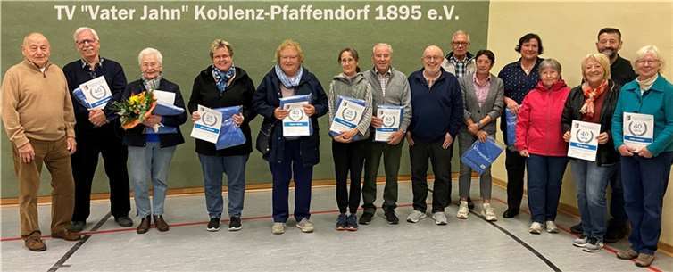 Neben 25-jähriger und 40-jähriger Mitgliedschaft ist das Ehepaar Ernst-Günter und Erika Finzel (1. u. 3. li.) stellvertretend zu nennen, die für Ihre 70-jährige Mitgliedschaft geehrt wurden. Quelle: TV Vater Jahn