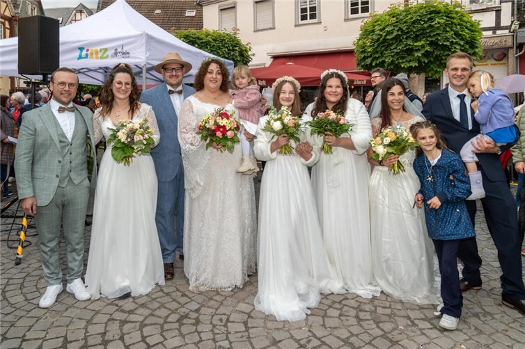 Neben Anna und Markus waren auch Gina und Frank sowie Janine und Jan als Brautpaare dabei; Amelie und Hanna unterstützten als Bräute. 