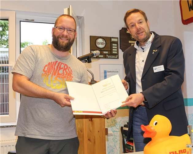 Neben Björn Einecke (l.), der für 40 Jahre Mitgliedschaft ausgezeichnet wurde, durften sich an diesem Abend noch weitere 13 Mitglieder über eine Ehrung durch Erik Müller freuen. Foto: DLRG Andernach