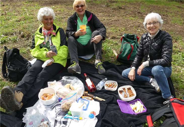 Neben Brot, Käse, Wurst und bunten Eiern, lassen sichviele Besucher auch Kuchen schmecken.