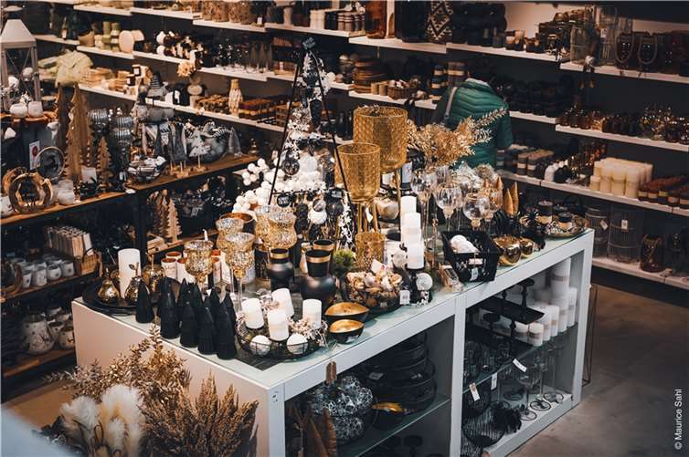 Neben Deko-Artikeln finden Interessierte weihnachtliche Figuren, Adventskränze, Tassen und vieles mehr. Copyright: Maurice Sahl