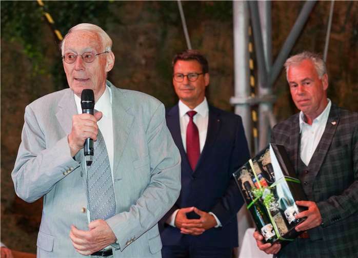 Neben Dr. Schulte-Wissermann sind im Hintergrund von links nach rechts Matthias Nester, Vorsitzender des Kuratoriums und Thomas Schilling, 1. Vorsitzender der BUGA-Freunde Koblenz zu sehen.Foto: BUGA-Freunde Koblenz, Reinhard Schütte
