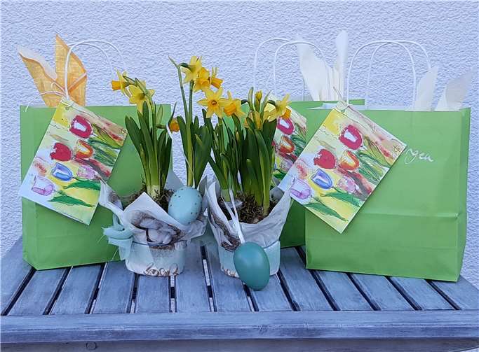 Neben Eiern und dem obligatorischen Mümmelmann aus schokoladiger Provenienz legte einer der ältesten Laienchöre aus Rheinland-Pfalz seinen aktiven Mitgliedern einen floralen Gruß aus Osterglocken ins Fest-Nest.Foto: privat
