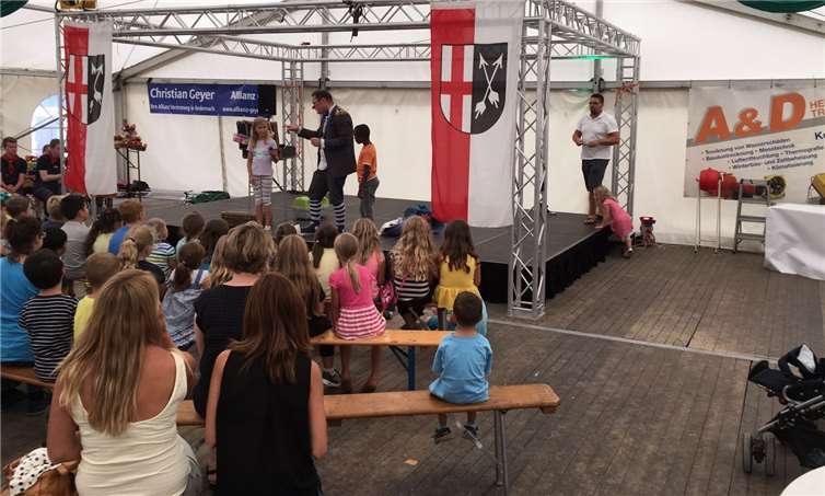 Neben Fahrradschmücken und Kinderschminken wurde den Kindern eine Clown- und Zaubershow geboten.