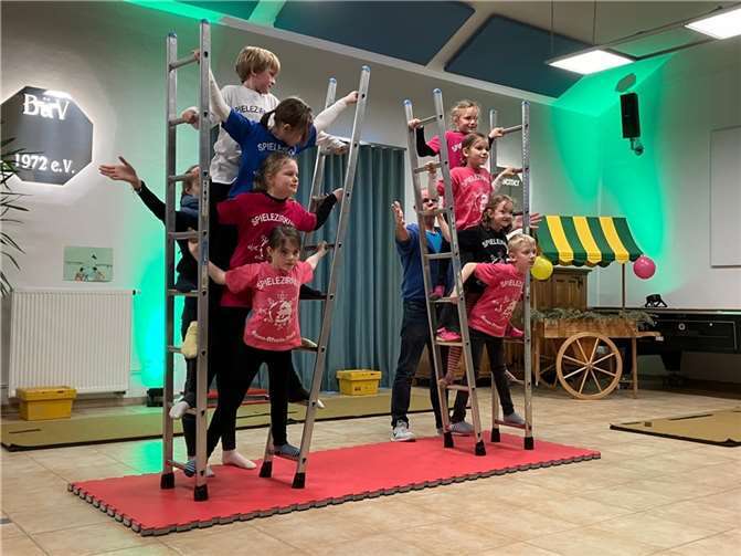 Neben Fakirkunst und Zauberei lernten sie die Grundlagen der Clownerie, Jonglage und Akrobatik. Foto: privat