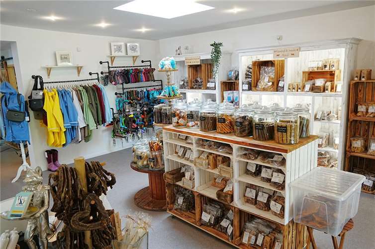 Neben Futter bietet die Fressbar nahezu alles für rund um den Hund.