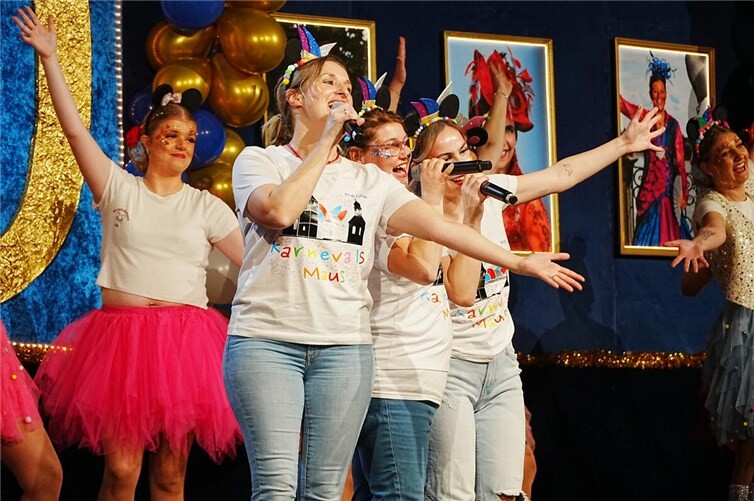 Neben Gala, Tanz und Musik bot der Möhnenball jede Menge Gesang: Hier die Formation "Karnevalsmaus".