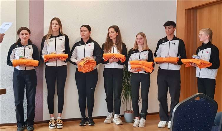Neben Glückwünschen und einer Urkunde gab es auch ein Präsent für die Sportler*innen..