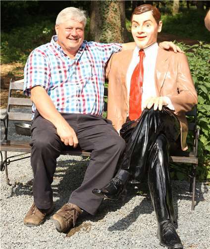 Do we need another Brexit?! Neben Hausherr Gary Blackburn begrüßen auch Prominente wie Mr. Bean die Besucher in „Little Britain“. Fotos: KBL
