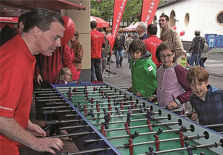 Neben Hüpfburg und Karussell konnten die Kinder sich am Kicker der Kreissparkasse amüsieren.