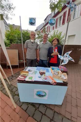 Neben Informationsmaterial hatte er selbst genähte Masken im Angebot. Foto: privat