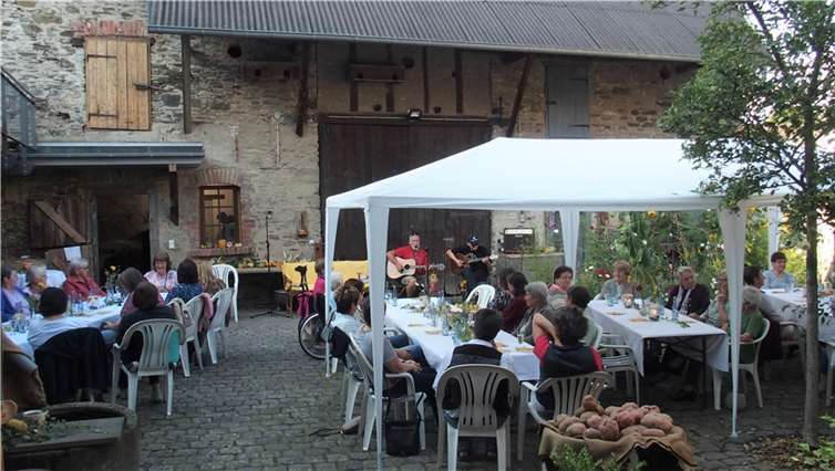 Neben Kaffee und Kuchen und einem Abendimbiss gab es vom Duo „Silent Kitchen“ in Person von Hans-Peter Hilger und Carsten Kremer stimmungsvolle Lieder und Gitarrenklänge zur musikalischen Untermalung.Foto: privat