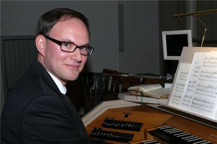 Neben Kantor Thomas Schnorr (Foto) musizieren Friederike Assion-Bolwin (Sopran) und Jutta Henrich-Schönhofen (Violine).)