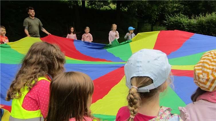 Neben Kennenlernspielen mit dem Schwungtuch, hatten die Kinder auch die Möglichkeit, gemeinsam an einem Waldsofa mitzuwirken, sowie die Umgebung rund um die Wambachhütte zu erkunden.