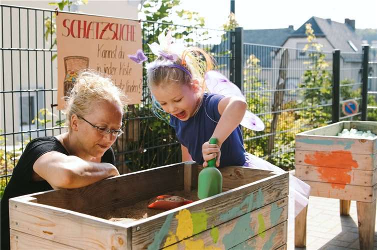 Neben Kinderschminken und Kreativangeboten in den Räumen konnten die Kinder unter anderemSchätze suchen. Foto: Kita Bassenheim