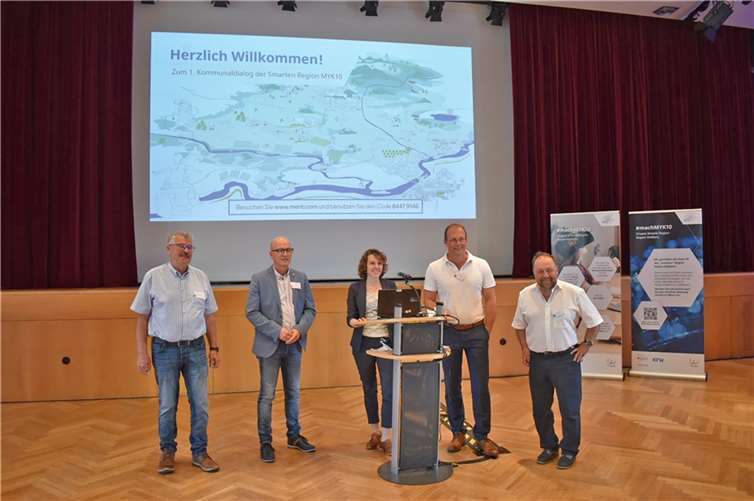 Neben Landrat Dr. Alexander Saftig, der die Teilnehmer per Videobotschaft begrüßte, freuten sich die Projektbeauftragte Sonja Gröntgen (Mitte) sowie (von links) Mendigs Stadtbürgermeister Peter Ammel, Mayens Oberbürgermeister Dirk Meid, Jörg Lempertz, Bürgermeister der Verbandsgemeinde Mendig, und Alfred Schomisch, Bürgermeister der Verbandsgemeinde Vordereifel, über die Beteiligung. Foto: Kreisverwaltung MYK