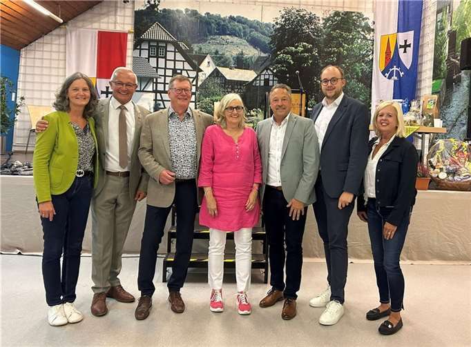 Neben Landrat Hallerbach zollten dem scheidenden Bürgermeister Martin Lerbs ebenfalls (von links) die Bürgermeisterinnen von Hausen und Breitscheid, Carmen Boden (links) und Rita Viccari (rechts) sowie Nachfolgerin Monika Kukla, Verbandsbürgermeister Hans-Werner Breithausen und der 1. Verbandsgemeinde-Beigeordnete und Kreisbeigeordnete Pierre Fischer Respekt und Anerkennung.  Foto: Anna Albiez