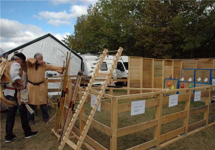 Neben Lang- und Kurzwaffen kamen auch Pfeil und Bogen zum Einsatz.